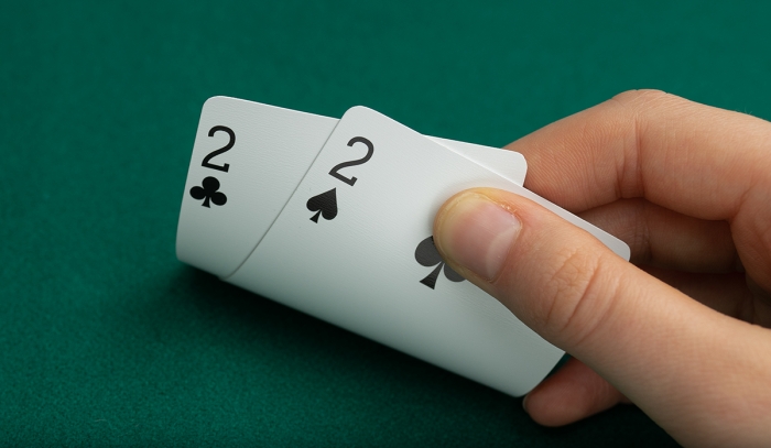 สูตร Poker ข้อที่ 6: เคล็ดลับการเล่นไพ่คู่ 22 ให้ชนะในเกมโป๊กเกอร์