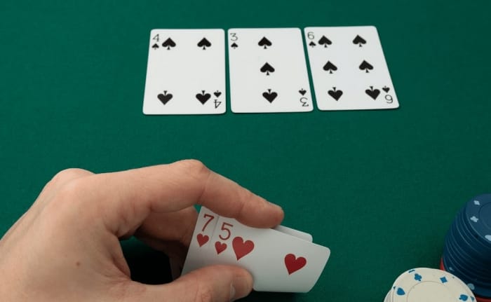 ได้ไพ่เรียงบนมือ 2 ใบ และรอบ Flop ให้เล่นต่อ
